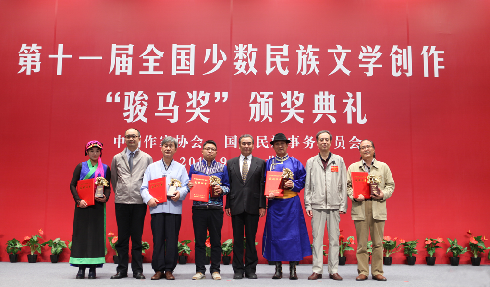 李冰、廖奔、吳義勤為散文獎獲獎者頒獎