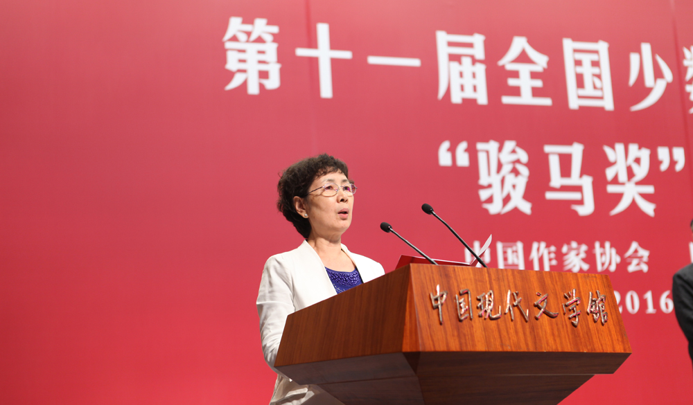 評委葉梅宣讀報告文學獎授獎詞