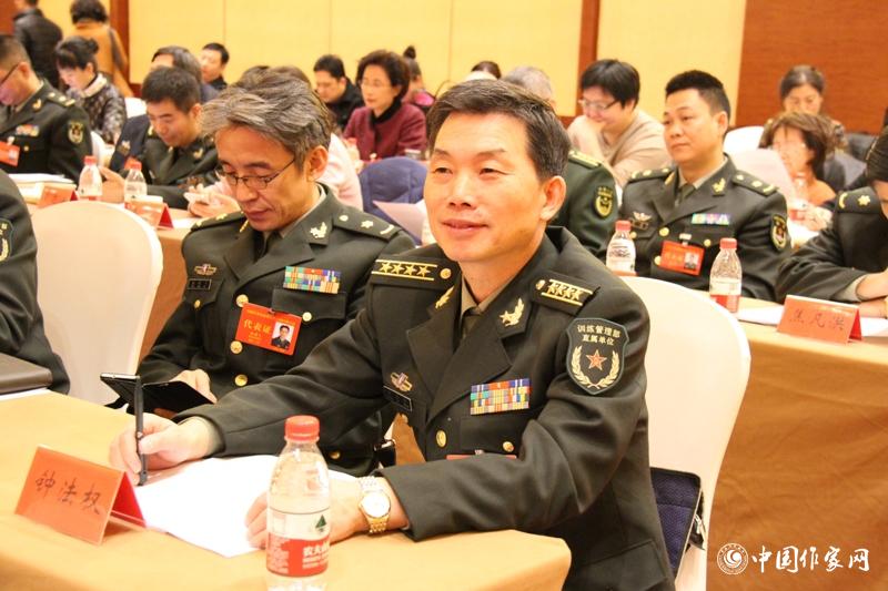 在中國作家協會第九次全國代表大會第三次全體會議上，代表鐘法權認真聆聽。