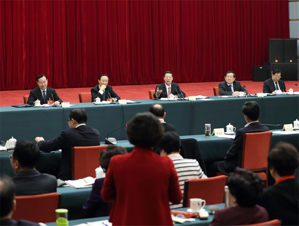 張高麗看望致公、僑聯(lián)、對外友好界委員并參加討論