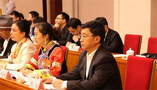 兩會專訪阿來：文學(xué)要把社會更寬廣的東西寫出來