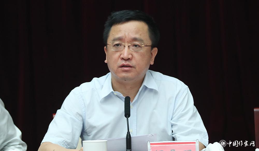 7月24日，第十屆全國優秀兒童文學獎評獎委員會第一次全體會議由閻晶明主持