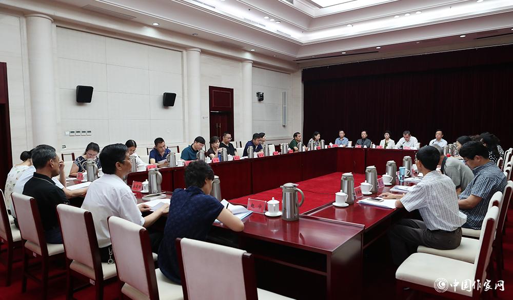 7月24日，第十屆全國優秀兒童文學獎評獎委員會第一次全體會議現場