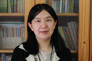 童話：獲獎作品《小女孩的名字》作者：呂麗娜         獲獎感言　　在這本書里，我讓我的小女孩安居在童話世界里。這是個比現實世界更大更神奇更遼闊的世界。我曾在一篇文章里這樣寫過：當一個小女孩走在路上，她總是一只腳踏在現實世界，一只腳踏在童話世界里。因為小女孩就是這樣的，心里總是有那么多那么多的幻想，和那么多那么多的詩意，所以小女孩最適合住在童話故事里。