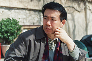 小說：獲獎作品《尋找魚王》作者：張煒         獲獎感言　　我的《尋找魚王》不過是連綴了幾個真實的故事，因為在復雜驚心的現實面前，杜撰往往顯得虛弱和蒼白。其中的一個魚王今天仍然生活在沭河岸邊，另一個早就遁入深山，只把令人慨嘆的傳奇留下。我曾經去探尋他們的蹤跡，鉆進過大山深處曲折神秘的居所，那是悍勇倔強的老人們待過的地方……