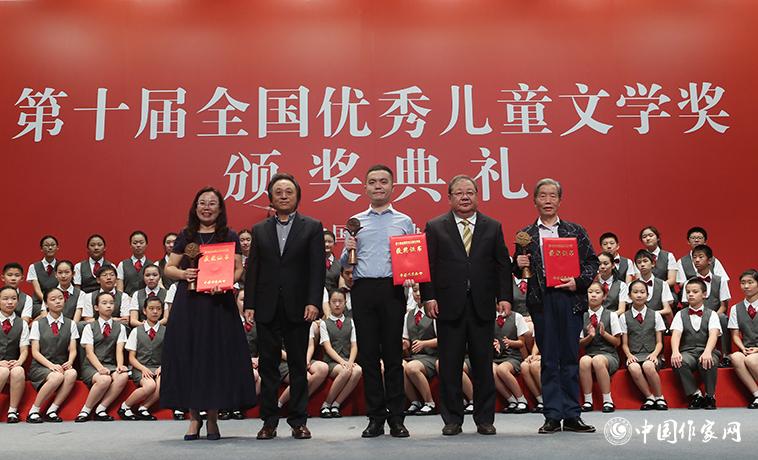 吉狄馬加、王泉根為詩歌、幼兒文學獲獎者頒獎