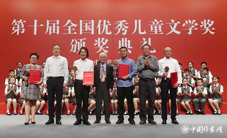 高洪波、孟祥林、樊發稼為散文、報告文學、科幻文學獲獎者頒獎