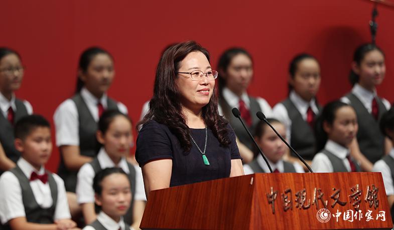 王立春代表詩歌、幼兒文學獲獎者發表獲獎感言