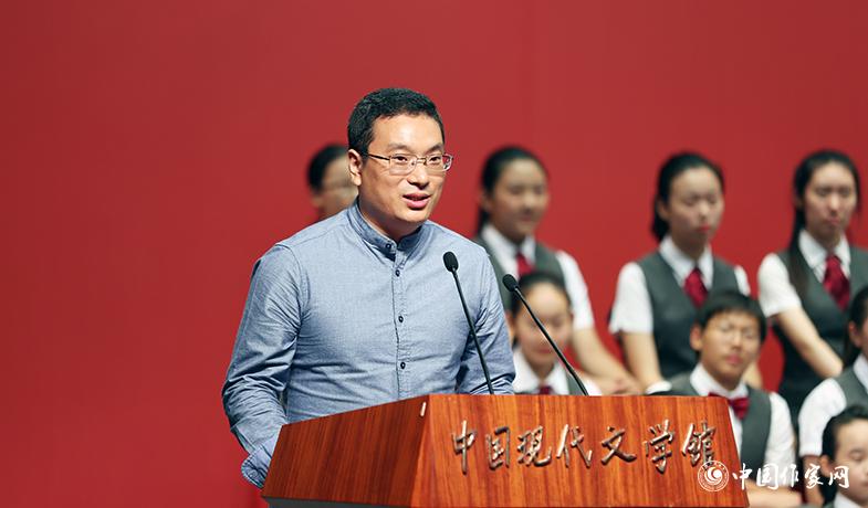 王林柏代表散文、報告文學、科幻文學獲獎者發表獲獎感言