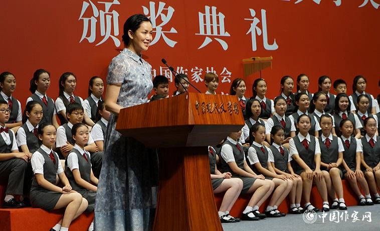 彭學軍代表小說獲獎者發表獲獎感言