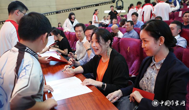 參加頒獎典禮的學生請獲獎作家簽名