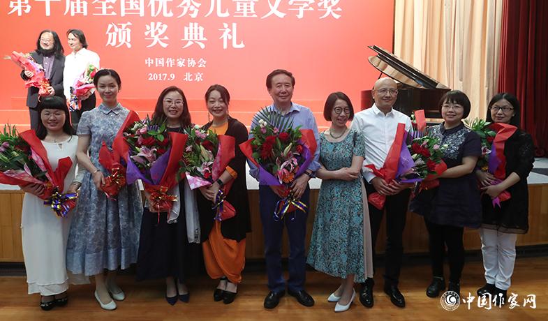 頒獎典禮結束后，獲獎作家合影留念