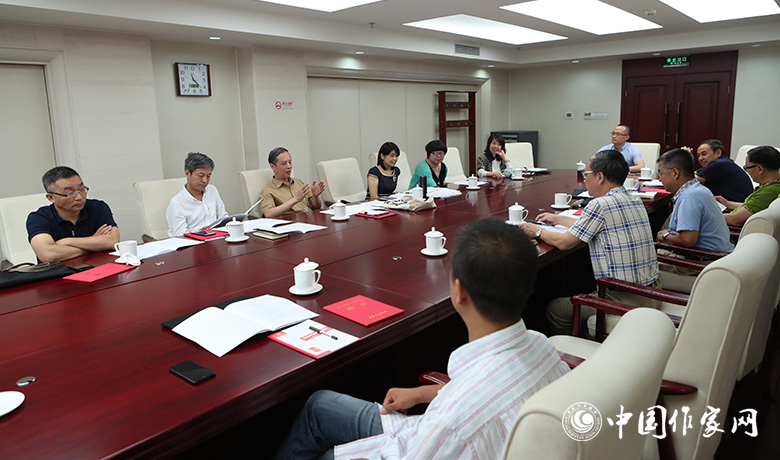 7月28日，全體會(huì)后短篇小說(shuō)獎(jiǎng)評(píng)獎(jiǎng)委員會(huì)召開(kāi)會(huì)議