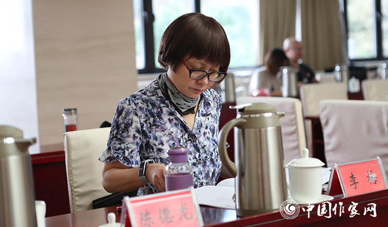 8月11日，紀(jì)監(jiān)組人員審核選票統(tǒng)計(jì)情況