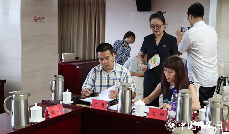 8月11日，聯(lián)絡(luò)員統(tǒng)計(jì)選票，公證處人員監(jiān)督工作