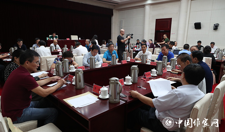 8月11日，評(píng)委們?cè)诮K評(píng)會(huì)上填寫(xiě)選票