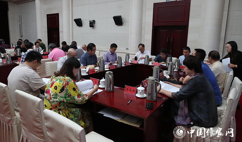 8月11日，評(píng)委們?cè)诮K評(píng)會(huì)上填寫(xiě)選票