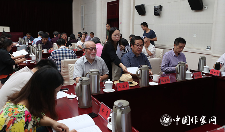 8月11日，聯(lián)絡(luò)員在向評(píng)委會(huì)收發(fā)選票