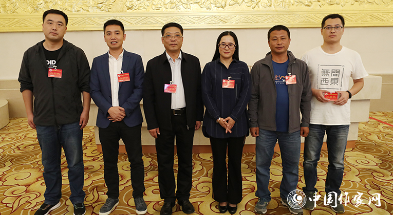 來，我們也合個影！