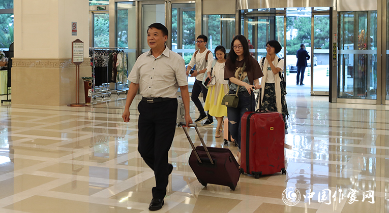 海南代表團來到會場