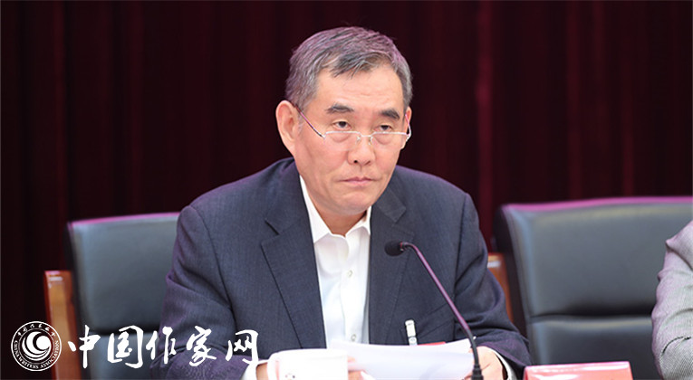 中國作協黨組書記、副主席錢小芊作報告