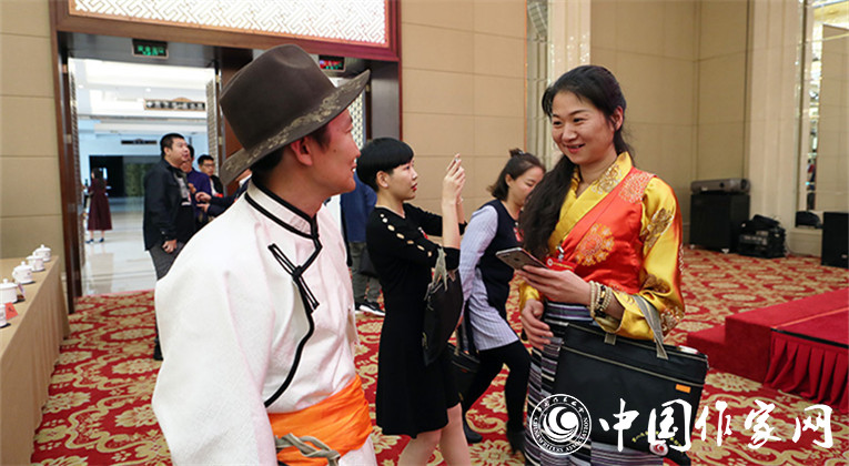 開幕式結束后，代表們合影留念