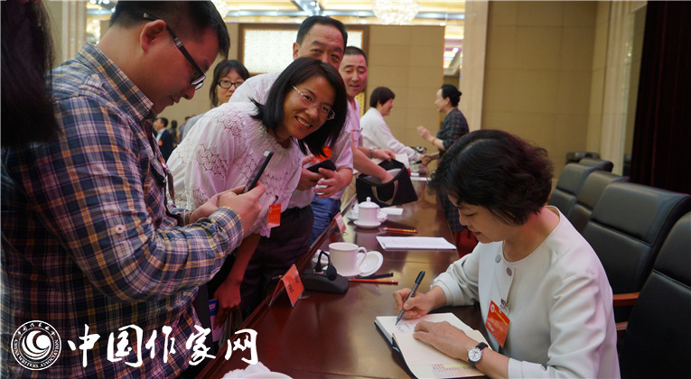 開幕式結束后，鐵凝為代表們簽名留念