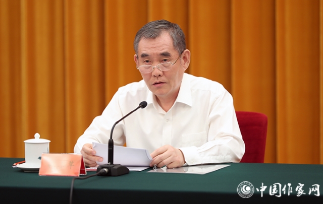 中國作協(xié)黨組書記、副主席錢小芊在會上發(fā)言