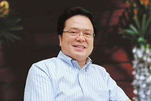 獲獎作品：《主角》作者：陳彥         獲獎感言　　我是從散文、小說寫作開始，中途轉向戲劇文學，最終又回歸小說創作。今天驀然回首，倍感滄桑與歡欣。我出生的那個山鄉小縣鎮安，在上世紀八十年代，出現了一股文學熱潮，青年幾乎個個都在做著熱辣辣的文學夢。我就是那時被裹挾進去，四十年，再沒有停止過丈量、勘測人性與生命溫度的腳步。從文學走向戲劇文學，是因為職業的原因，也是因為文學的原因。