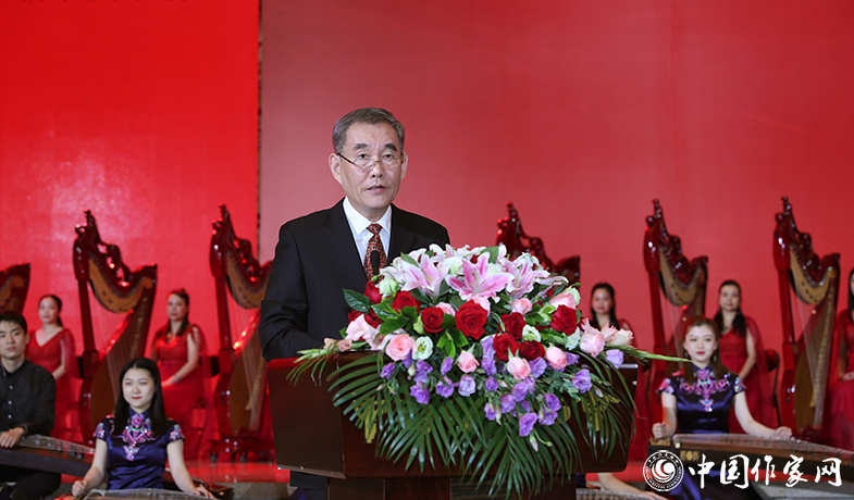 中國作家協會黨組書記、副主席錢小芊主持頒獎會