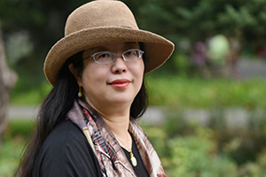 翻譯獎(jiǎng)：蒙古文譯漢文作者：哈森（蒙古族）         獲獎(jiǎng)感言　　作為一名翻譯，我是無(wú)限忠于原著的那一個(gè)。文學(xué)翻譯不是用另一種語(yǔ)言講述另一個(gè)語(yǔ)言的故事那么簡(jiǎn)單。須準(zhǔn)確譯出原文內(nèi)容的同時(shí)，還要完好地展示原作風(fēng)格。這也就是嚴(yán)復(fù)闡明的“信、達(dá)、雅”之于我的追求。我是幸運(yùn)的。作為一名職業(yè)翻譯，慶幸翻譯事業(yè)是我一生無(wú)悔的選擇……