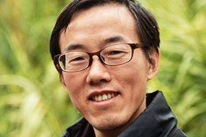 詩(shī)歌獎(jiǎng)：《逆風(fēng)歌》作者：張遠(yuǎn)倫(苗族)         獲獎(jiǎng)感言　　《逆風(fēng)歌》是我創(chuàng)作的以“諸佛村”系列組詩(shī)為主的一部詩(shī)集。諸佛村是重慶市彭水苗族土家族自治縣諸佛鄉(xiāng)的一個(gè)村。從1996年開始，我在那里生活了10年。這既是是我人生錘煉的10年，也是我的詩(shī)藝積淀的10年，那里的純凈、優(yōu)美、淳樸深深影響了我，親人們的隱忍、堅(jiān)強(qiáng)、艱辛更是讓我難以忘懷……