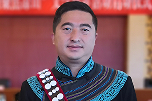 報(bào)告文學(xué)獎(jiǎng)：《懸崖村》作者：阿克鳩射（彝族）         獲獎(jiǎng)感言　　作為“懸崖村”脫貧攻堅(jiān)奮斗歷程的記錄者，我深切感受到，自打響脫貧攻堅(jiān)戰(zhàn)以來(lái)，黨和政府對(duì)彝族地區(qū)脫貧攻堅(jiān)工作的重視和支持，社會(huì)各界對(duì)彝族地區(qū)的幫扶，基層黨員干部的實(shí)干、苦干、巧干精神，以及彝區(qū)群眾為創(chuàng)造幸福生活而迸發(fā)出的強(qiáng)大內(nèi)生動(dòng)力……