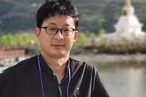 中短篇小說(shuō)獎(jiǎng)：《睡覺(jué)的水》（藏文）作者：拉先加（藏族）         獲獎(jiǎng)感言　　雖然隔著千山萬(wàn)水，但總是割不斷我對(duì)那一方生我養(yǎng)我的故土的眷戀與思念，惟有用母語(yǔ)寫作，才能在夢(mèng)中在心中可以無(wú)限接近那些被時(shí)空隔開的人和事，才能感覺(jué)到自己逐漸變得完整和充實(shí)。所以我盡管生活在北京，但依然堅(jiān)持用母語(yǔ)寫作，嘗試對(duì)這一古老的語(yǔ)言賦予一些新的活力……