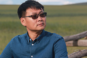 中短篇小說(shuō)獎(jiǎng)：《騎馬周游世界》作者：海勒根那（蒙古族）         獲獎(jiǎng)感言　　在我看來(lái)，短篇小說(shuō)就像一條條布滿霧氣的纖細(xì)支流，讀者自己會(huì)撥開層層云霧，見(jiàn)到它們蜿蜒爬行的樣子。而前方它們即將一泄而入的那條大河，會(huì)帶給你忽然的寬廣與源遠(yuǎn)流長(zhǎng)。所以我愿意用溪水般純凈的語(yǔ)言和九曲回腸的意境，努力涌向?qū)掗煹暮恿鳎钡浇咏鼔?mèng)中的大海。那是文學(xué)的大海，春暖花開的大?！?/></a></dt>
      <dd><a href=