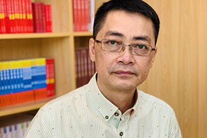 長(zhǎng)篇小說(shuō)獎(jiǎng)：《駐村筆記》作者：紅日（瑤族）         獲獎(jiǎng)感言　　腳上沾有多少泥土，心中就積淀多少故事。兩年駐村激發(fā)了我書寫《駐村筆記》的創(chuàng)作靈感，豐富了我的創(chuàng)作素材，拓寬了創(chuàng)作視野，拉近了與人民群眾的感情，思想上得到了洗禮，藝術(shù)上得到了提高……