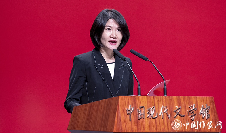 董宏君代表評(píng)委會(huì)宣讀第十二屆駿馬獎(jiǎng)散文獎(jiǎng)授獎(jiǎng)辭