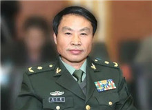 【周大新】	李丹夢(mèng)丨《周大新小說的文化闡釋——由<湖光山色>說開去》；	李杰俊丨《作為“還鄉(xiāng)”的周大新小說》。