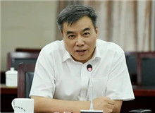 潘凱雄：別開生面的紅色敘事　　節奏上無論是快抑或是慢，其語言則是一如既往的優雅、精準和凝練……[詳細]