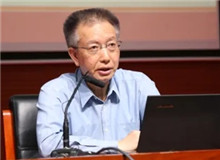 陳曉明：“紅色寫作”的藝術性思考　　小說在藝術上最顯著的特點是情節處理上的緊張性與緊湊性，這種諜戰敘事的寫作并非易事。[詳細]