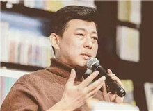 祝勇：透明的密室　　“密室逃生”是歷史懸疑小說的經典套路，《千里江山圖》卻把它花樣翻新，玩出了新境界。[詳細]