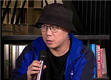 石一楓：“兵行險(xiǎn)招”的小說(shuō)　　笛安以前的小說(shuō)，“我”經(jīng)常是個(gè)女孩，而這部小說(shuō)雖然寫得很順，但是有其“兵行險(xiǎn)招”之處。[詳細(xì)]