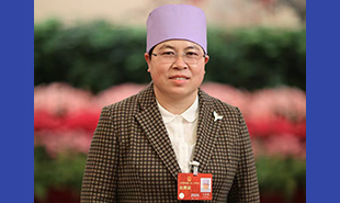 全國人大代表，寧夏回族自治區婦聯副主席，吳忠市紅寺堡鎮人民政府文化站站長馬慧娟