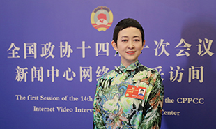 全國政協委員、中國東方演藝集團歌唱家劉玉婉