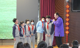 作家黑鶴在上?；羯綄W(xué)校授課