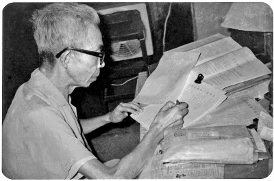 1982年8月，蕭殷給業余作者回信。