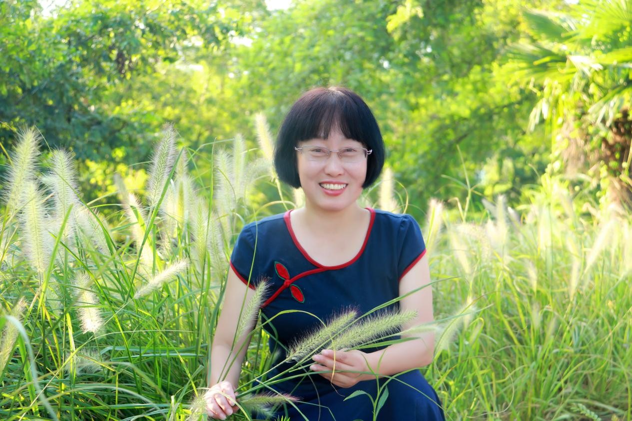 毛蘆蘆，浙江省作家協(xié)會(huì)兒童文學(xué)創(chuàng)作委員會(huì)副主任，六次獲得冰心兒童文學(xué)獎(jiǎng)。