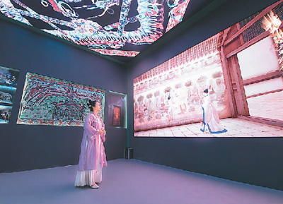 第十九屆中國(深圳)國際文化產業(yè)博覽交易會設立了“數(shù)字中國——AI時代的文化創(chuàng)新”主題展區(qū)。一批大數(shù)據(jù)、人工智能等技術應用文化企業(yè)參展。數(shù)字化助力中華傳統(tǒng)文化“活”起來,也為現(xiàn)場觀眾帶來了新鮮的觀展體驗。 圖為一名身著傳統(tǒng)服飾的觀眾在文博會甘肅展臺觀看數(shù)字敦煌展覽。 新華社記者 梁 旭攝