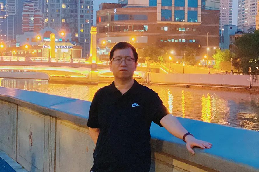 張象：一九八四年生于山西，本名張偉，魯迅文學院第四十二屆高研班學員，山西文學院第七屆簽約作家。曾在《青年文學》《上海文學》《山西文學》《西湖》等刊發表小說，出版有《一混五六年》《你高興就好》等作品。有小說入選高中語文試卷。