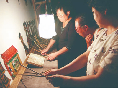 　劇團演員在幕后操作皮影。 　　以上圖片均為孫福軍提供 　　制圖：趙偲汝